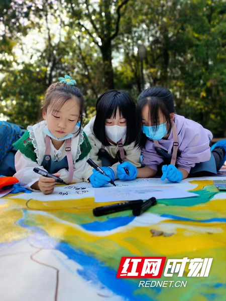 红网时刻岳阳10月15日讯（通讯员 丰婷）让森林走进城市，让城市拥抱森林。今日，岳阳市林业局联合市美术馆在金鹗公园举行“童心永向党 喜庆二十大 共创森林城 绿色岳阳创作现场”主题活动，画卷长达20米，由全市50余名小画家共同绘制完成，呈现岳阳市名画、大湖、古城、新港、森林、湿地、精灵、梦想八大主题，届时画卷将在“林长制在岳阳-喜庆二十大 共创森林城”主题活动展览中惊艳亮相。