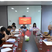 新港区用严格考核的力度，加大污染防治攻坚战筹度