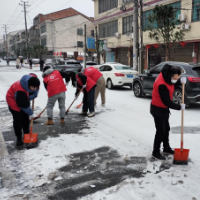 屈原管理区：“以雪为令”我先行 铲冰扫雪暖人心