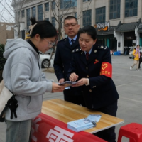 岳阳经开区税务局开展学雷锋税收优惠政策宣传活动