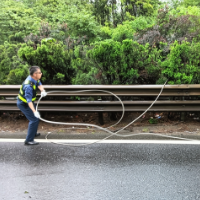 “五一”前夕，高速路面突现高压电线，湖南高速集团岳阳分公司大荆管理所迅速处理