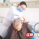 医护人员变身“理发师” 帮助住院老人完成心愿过个安心年