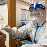 长沙市第四医院:发热门诊有点“热”他们却裹得严严实实