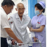 104岁老人摔倒至髋部骨折，微创手术帮助老人重新站起来