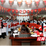 医生为患者颁奖 湖南省肿瘤医院举办庆小年活动