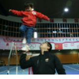 花式带娃！2岁半女童平衡感爆棚 可在父亲掌上悬空站立