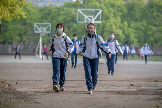 4月13日是一个特殊的日子，是一个无数家长、老师、同学们翘首以盼的日子。我市中学部的学子终于迎来了全面开学。当天他们迎着春风，走进期待已久的校园，整装出发，扬帆起航。
安全而美好的一天从扫码测温开始。（陈湘清 摄）