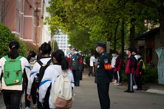 在校门口，学生按标识间距排队入校。（陈湘清 摄）