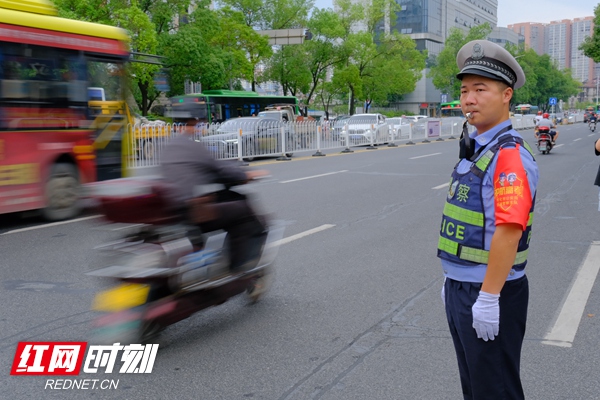 交警对考点周边路段采取交通管制措施，维护现场交通秩序，全力护航高考。刘小林 摄