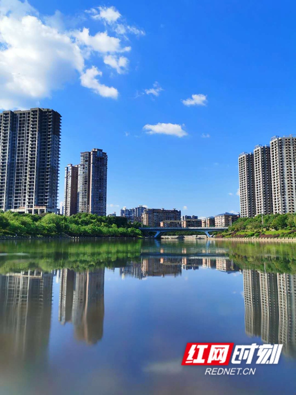 记者从市环境保护局了解到，近年来，怀化全力创建环境空气质量二级标准达标城市，加强空气质量管理。2020年1至6月，怀化城区优良天数180天，优良率98.9%，同比上升7.7%；主要指标PM2.5、PM10的累计浓度分别为29µg/m3、52µg/m3，PM2.5浓度同比下降12.8%，PM10浓度同比下降20%，空气综合指数为3.04，全省排名第5名。