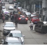 视频|20秒生死营救！小男孩被卷车底 众人抬车抢生机