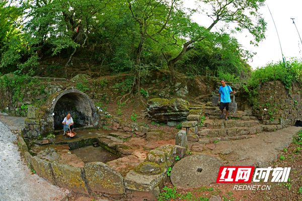 盘瓠古寨深藏大山，历史悠久，鲜为世人所知。图为古寨古井。