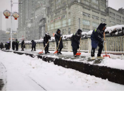 冰雪来袭，怀化城管全力清扫保出行