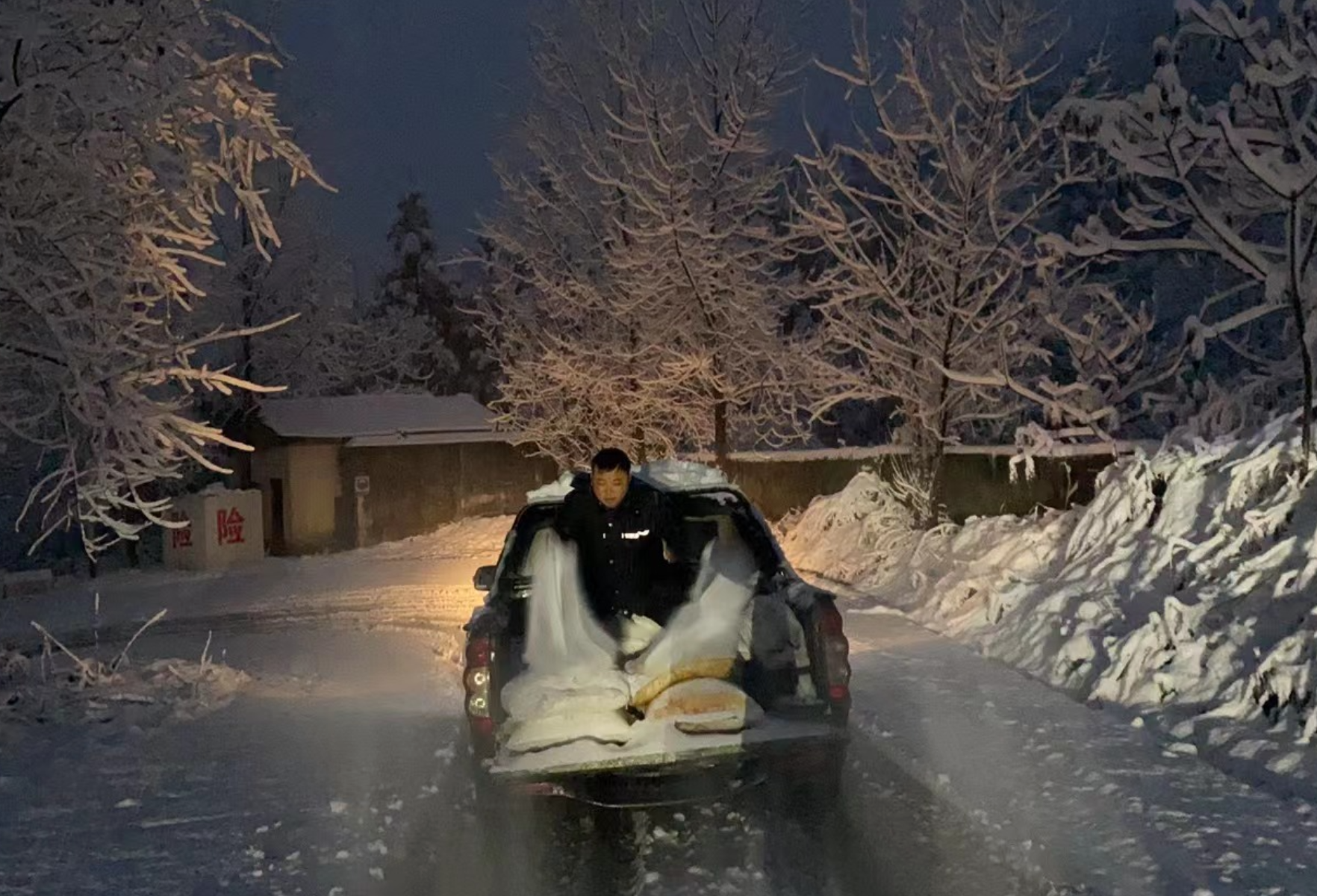 闻“雪”而动，怀化城管铲雪除冰保通畅