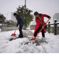 怀化城管人浴“雪”奋战保畅通