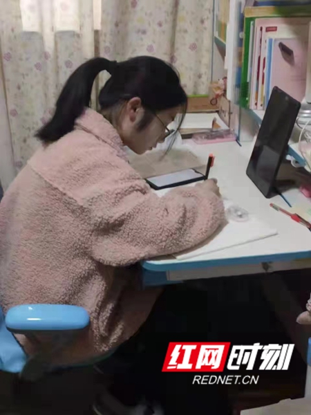 疫情阻不断学习的热情，同学们在上网课的同时，认真地完成老师布置的作业。