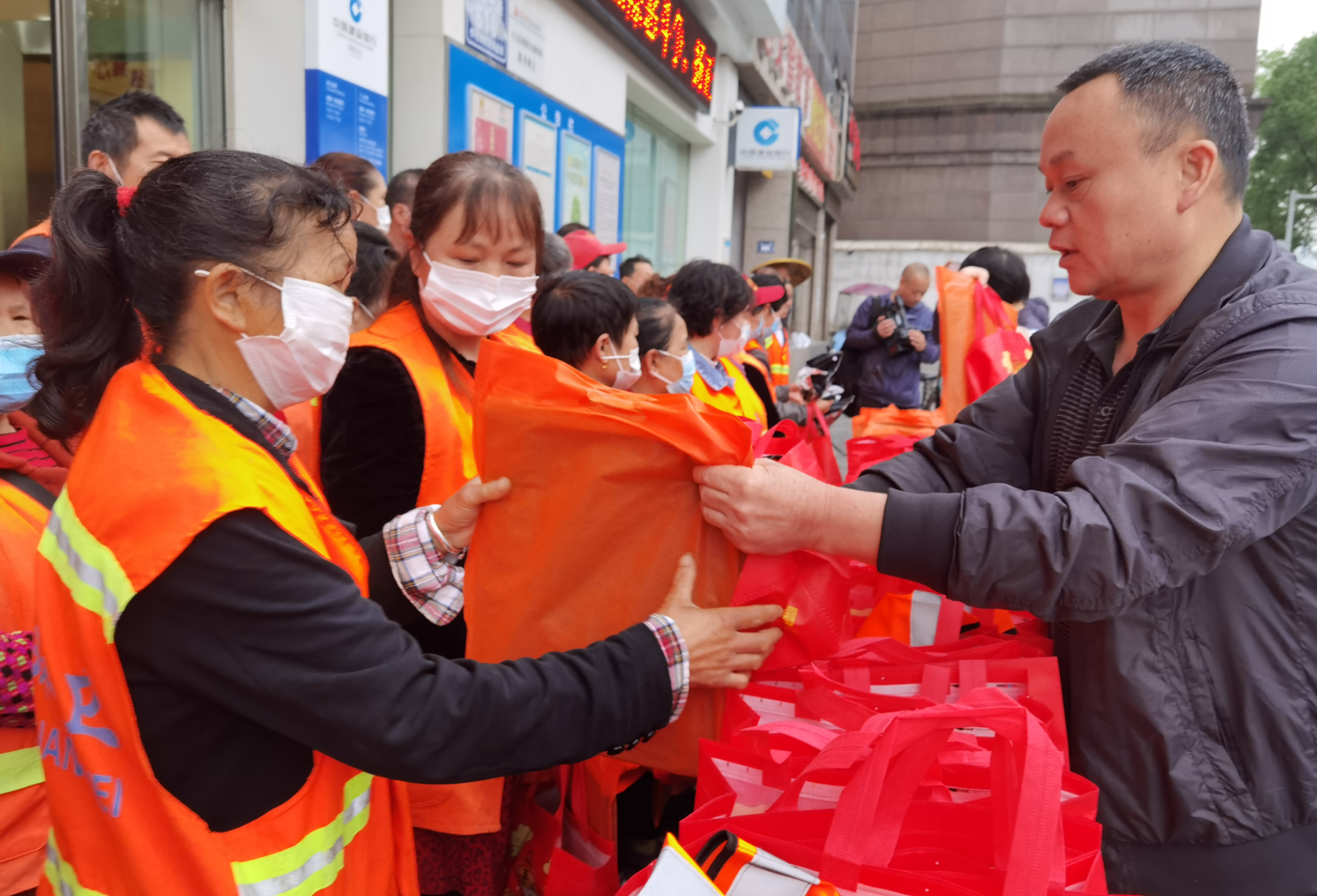 怀化市总工会为环卫工人送雨衣
