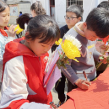 湖南沅陵：鲜花祭英烈 文明伴清明