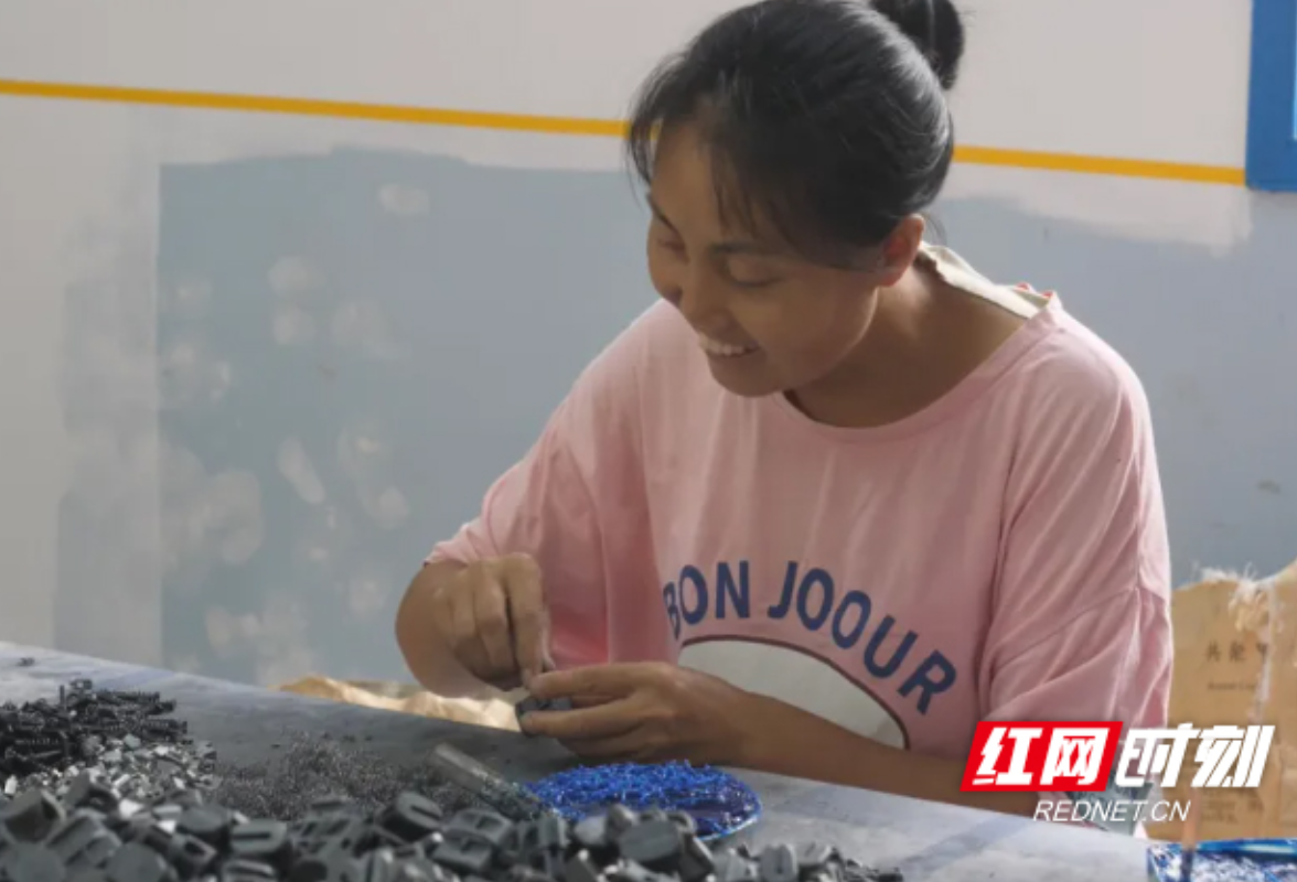 会同：箱包“零活”送到了家门口