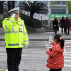 湖南好人·每周一星丨陈自祥：“警服蓝”化身“志愿红” 重返护学岗位