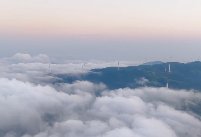 怀化：雪峰山云雾缭绕似仙境