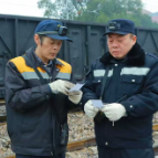 寒夜里的“积木师”，春运中的守路人