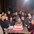 洪江市洗马乡洪家冲村村支两委慰问百岁老人唐芙蓉