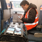 怀化联通网络维护人员乘高铁测试怀邵衡铁路沿线信号