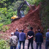 降雨引发山体滑坡 洪江市快速处置恢复道路通行