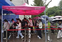 换鞋袜、铺地垫、搭雨棚 洪江市两考点多措并举为学考考生“护航”