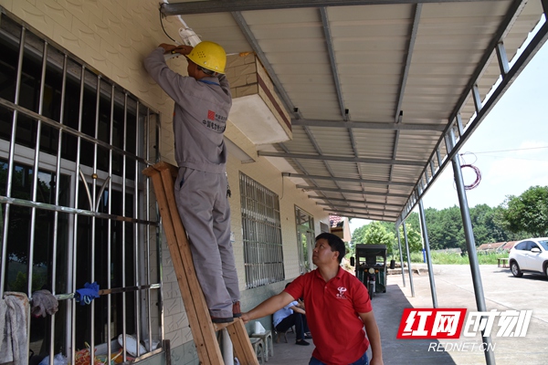 中国电信怀化分公司工作人员给聂家村的客户安装“平安乡村”监控摄像头_副本.jpg