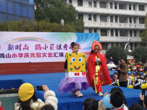 被设计出来的衣物各具特色，或简约大方，或俏皮可爱，或时尚感爆棚，废弃的材料也能变成“霓裳羽衣”。