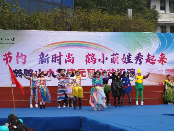 活动以年级组为单位，“设计师”们大展身手，家长和同学们利用课余时间收集各种环保袋、垃圾袋、报纸、海绵纸、旧光碟、旧服装等废旧物品,经过独具匠心的改造后，把不起眼的“废品”变成了一件件富有创意的时装。