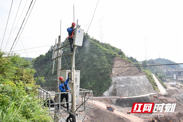 中国电信5G建设人员正在五强溪水电厂扩建工地附近的铁塔上安装5G设备_副本.jpg