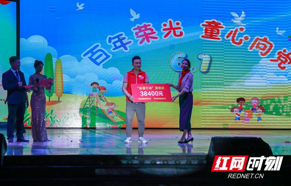 市妇联为麻阳苗族自治县送去“拾穗行动”资助款38400元。_副本.jpg
