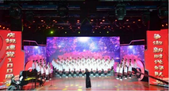 怀化市第四中学代表队《灯火里的中国》《青春世界》。