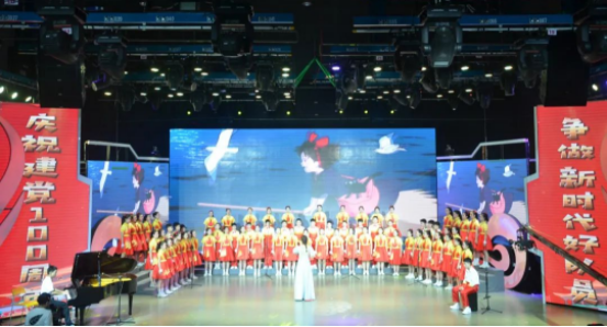 怀化市实验中学代表队《童年》《请放心吧祖国》。