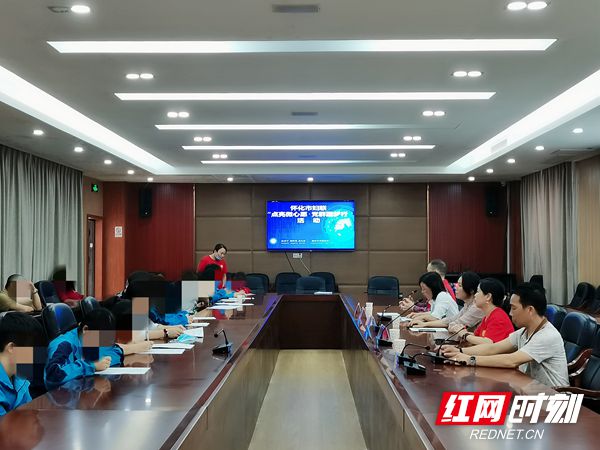 5月31日，怀化市妇联、怀化市志愿者协会在麻阳县锦江中学举办“点亮微心愿•党群圆梦行”情系事实孤儿庆“六一”活动_副本.jpg