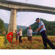 湖南溆浦：铁警送法上门 秋收别具一格