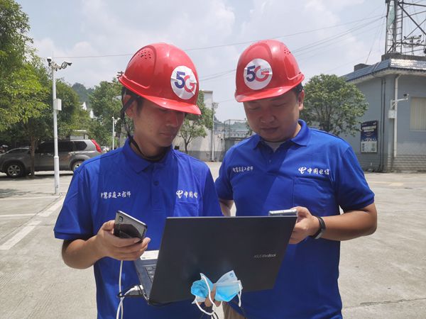 中国电信怀化分公司无线优化团队担当历史使命，深入一线对基站信号进行检测与优化。_副本.jpg