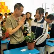通道：芙蓉学子“花盆”献师