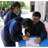 真情陪伴备考时光、助力学子迎战高考 ——中方一中高三全体教师中午为学生答疑解惑