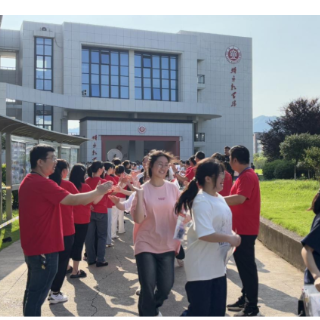 考场外最暖的“定海神针”|洪江市各考点送考暖心瞬间