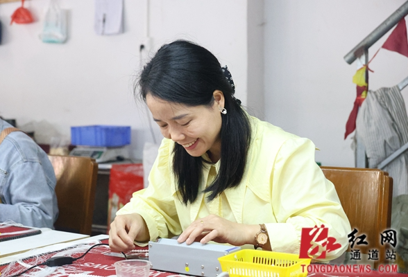 通道：首饰品加工厂托起家门口就业“春天”
