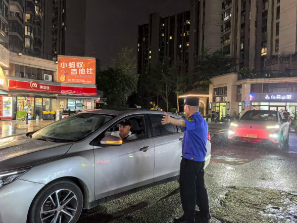 “一迎三创”在行动丨鹤城区河西街道：多方联动开展夜间整治行动 全力破解车辆乱停乱放难题