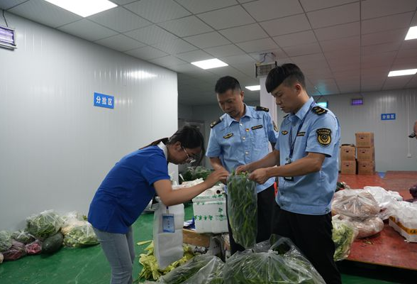 鹤城区市场监管局检查8家学校食堂供货商 第三方同步抽检护航校园食安