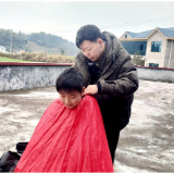 贝哥的约定——理发师蒲祖贝连续八年下乡义剪