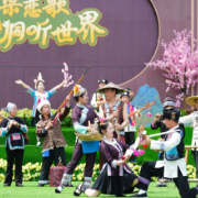 通道：百年戊梁唱情歌 村晚新篇促振兴