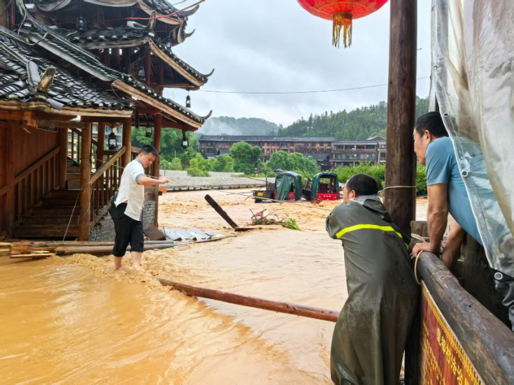 直击防汛一线丨一条绳索 一根木棍 通道干群洪水中自救互救暖人心