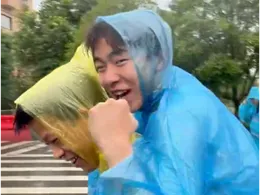 视频丨拄着拐杖，笑着高考！